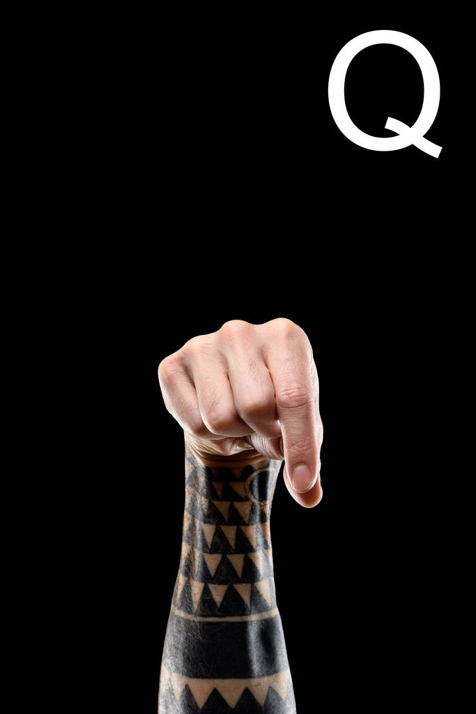 corte da mão tatuada mostrando letra latina - Q, língua surda e muda, isolada em preto
 - Foto, Imagem