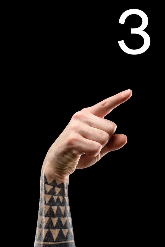 vista ritagliata della mano maschile tatuata mostrando lettera cirillica, linguaggio sordo e muto, isolato su nero
 - Foto, immagini