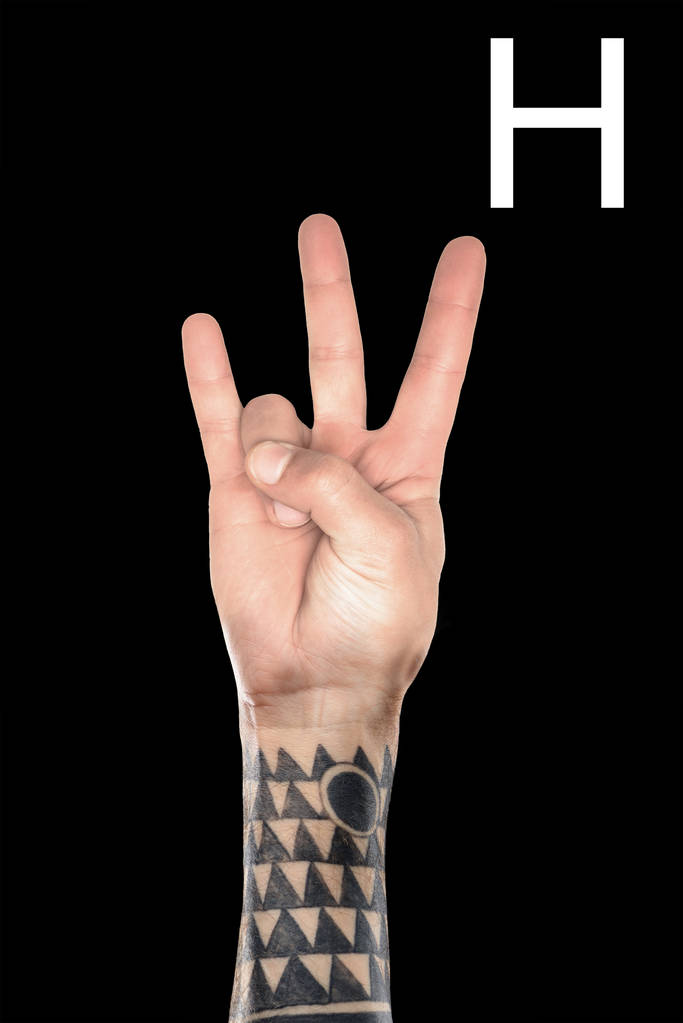 татуированная рука, показывающая кириллический алфавит, глухой и немой язык, изолированный на черном
 - Фото, изображение