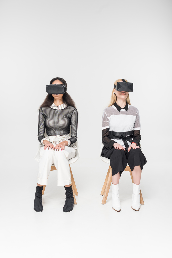 virtuális valóság fejhallgatók elszigetelt fehér székeken ülnek a multikulturális nők - Fotó, kép