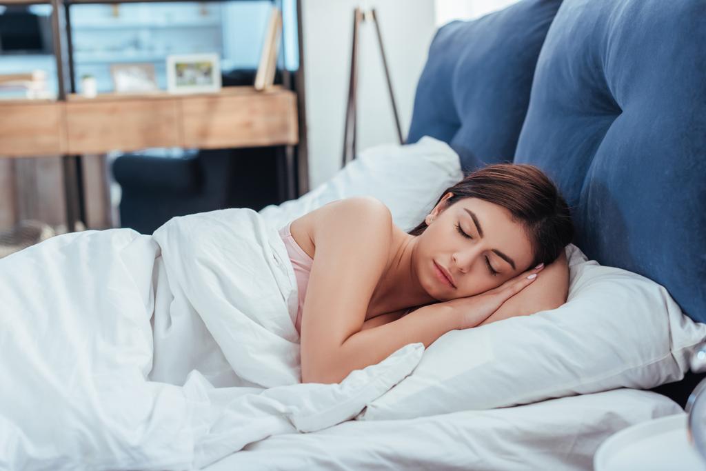 Mladá krásná žena spí v posteli během ranní čas doma - Fotografie, Obrázek