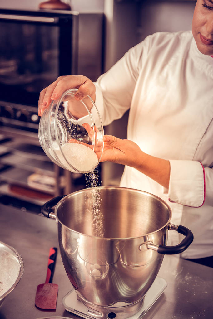 Nice професійні кухарі тримає миску з цукром - Фото, зображення
