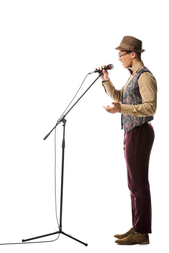 sivunäkymä sekarotuinen miesmuusikko hattu laulaa mikrofonissa eristetty valkoinen
 - Valokuva, kuva