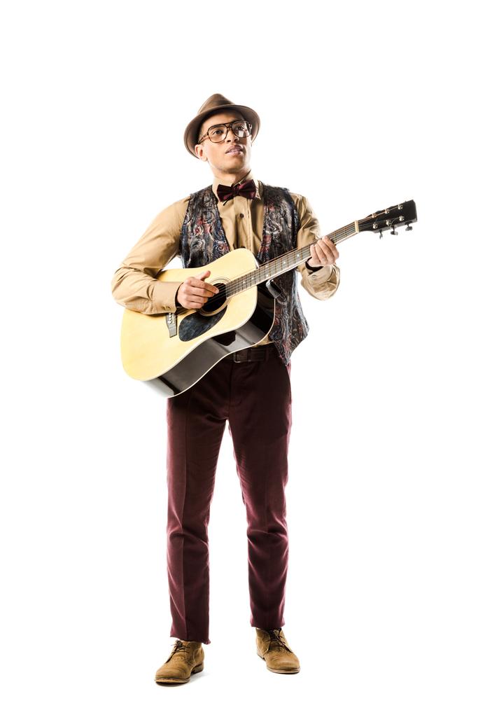 músico masculino de raza mixta con sombrero y gafas tocando la guitarra acústica aislado en blanco
 - Foto, Imagen