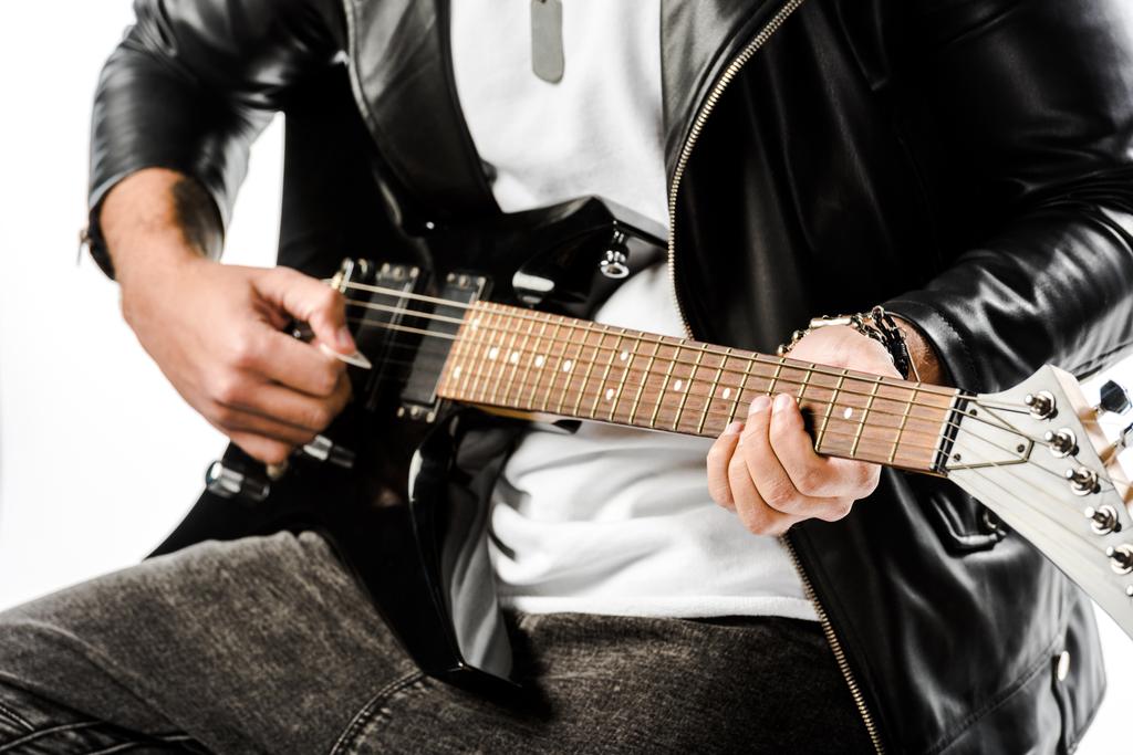 革のジャケット、白で隔離のエレキギター演奏で男性の石の音楽家の部分的なビュー - 写真・画像