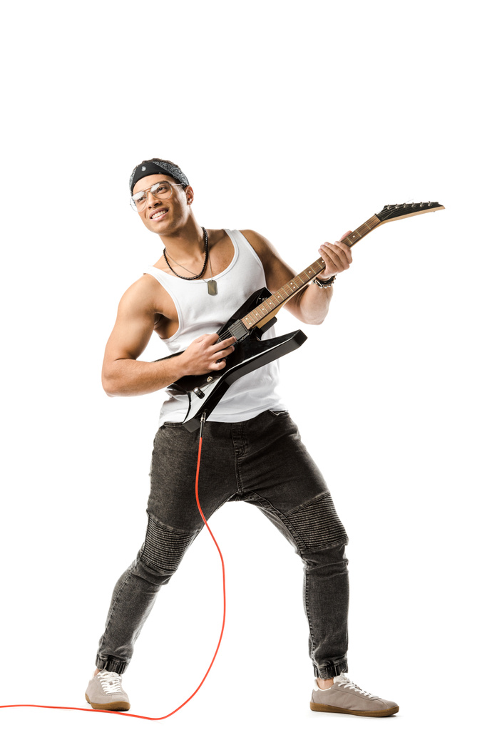 ευτυχισμένος μικτή φυλή αρσενικό ροκ μουσικός που παίζει στην ηλεκτρική κιθάρα απομονωθεί σε λευκό - Φωτογραφία, εικόνα
