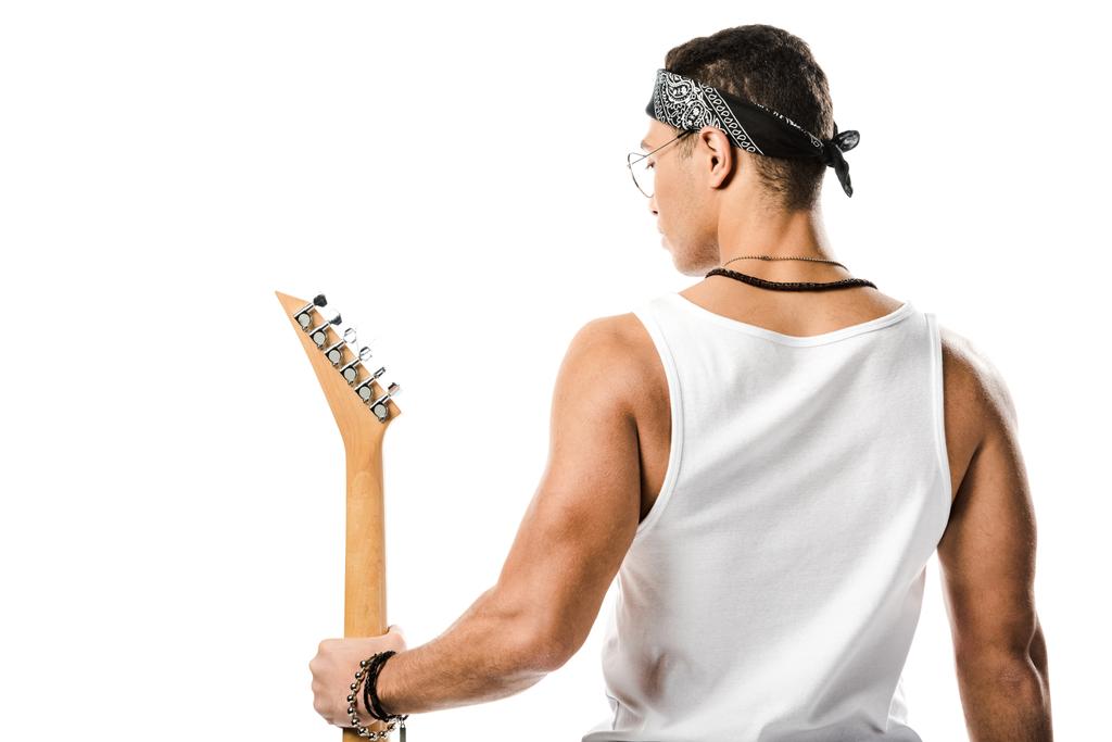 Widok z tyłu z młody muzyk mężczyzna pozowanie z czarny gitara elektryczna na białym tle - Zdjęcie, obraz