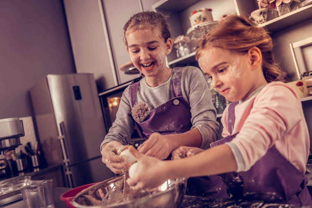 Радісні милі дівчата навчаються в академії кулінарії
 - Фото, зображення