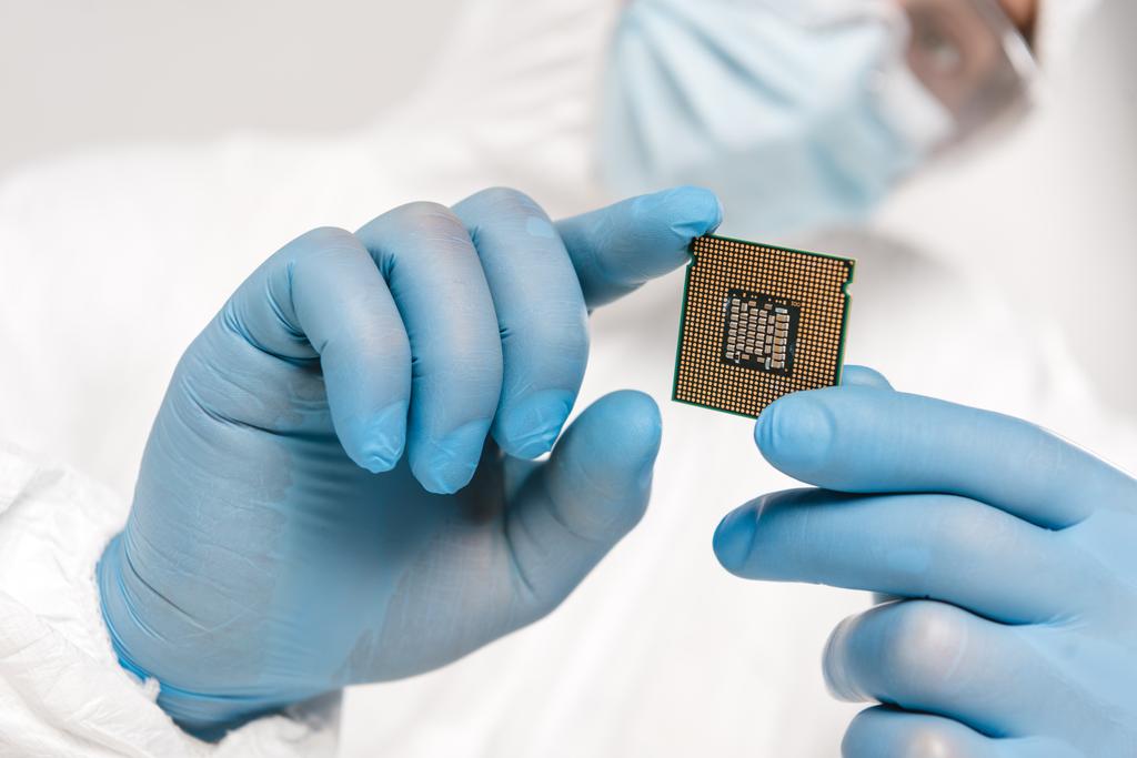 селективний фокус мікропроцесора в руках вченого
 - Фото, зображення