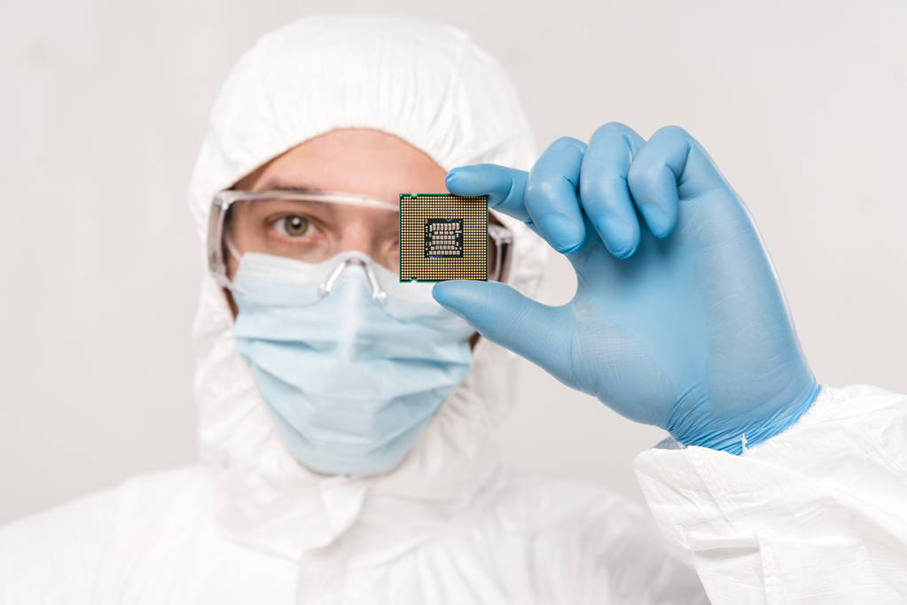 foco seletivo do cientista em googles segurando microchip na mão isolado em cinza
 - Foto, Imagem