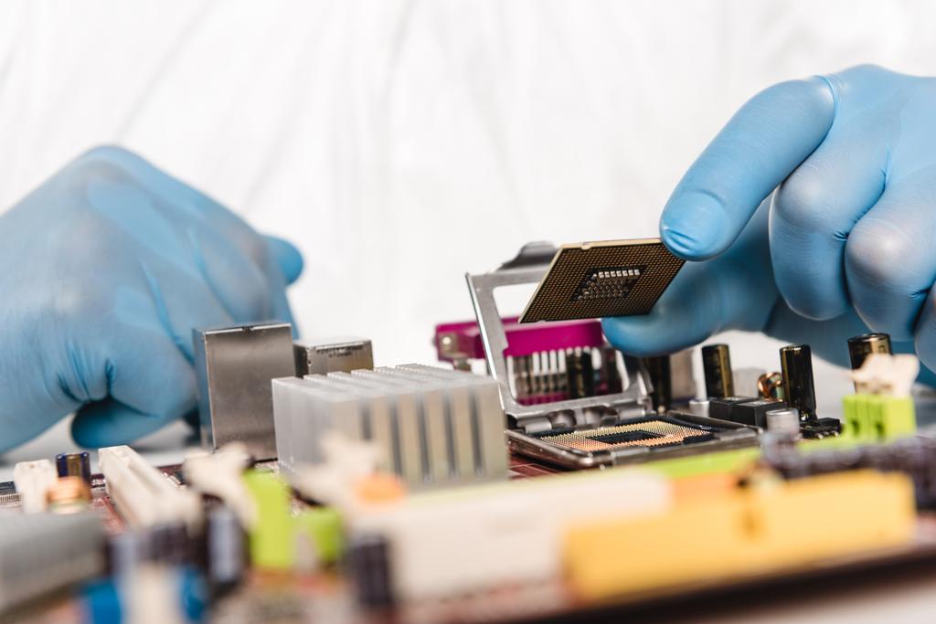 visão cortada de microchip em mãos de cientista em luvas de látex
 - Foto, Imagem