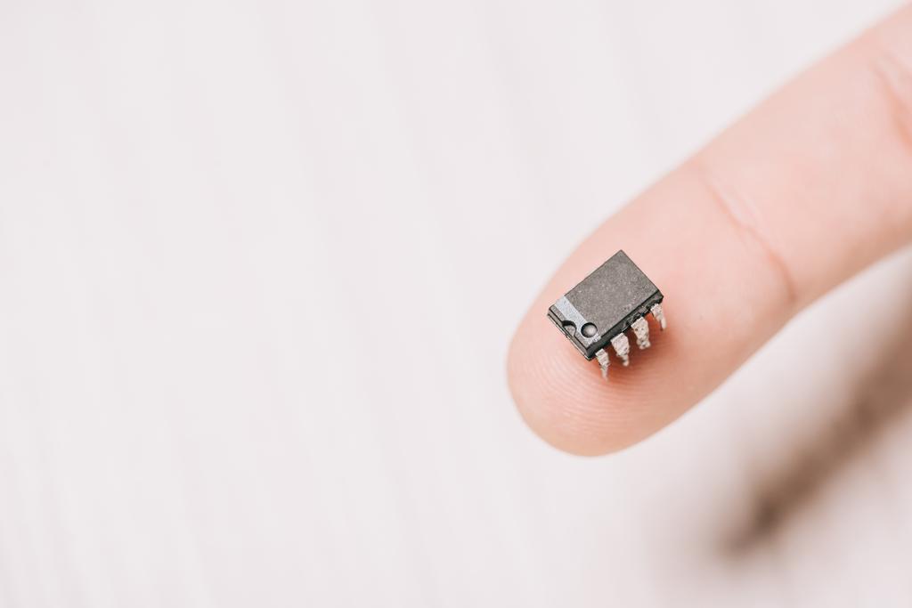селективный фокус человека, держащего черный металлический микрочип
  - Фото, изображение