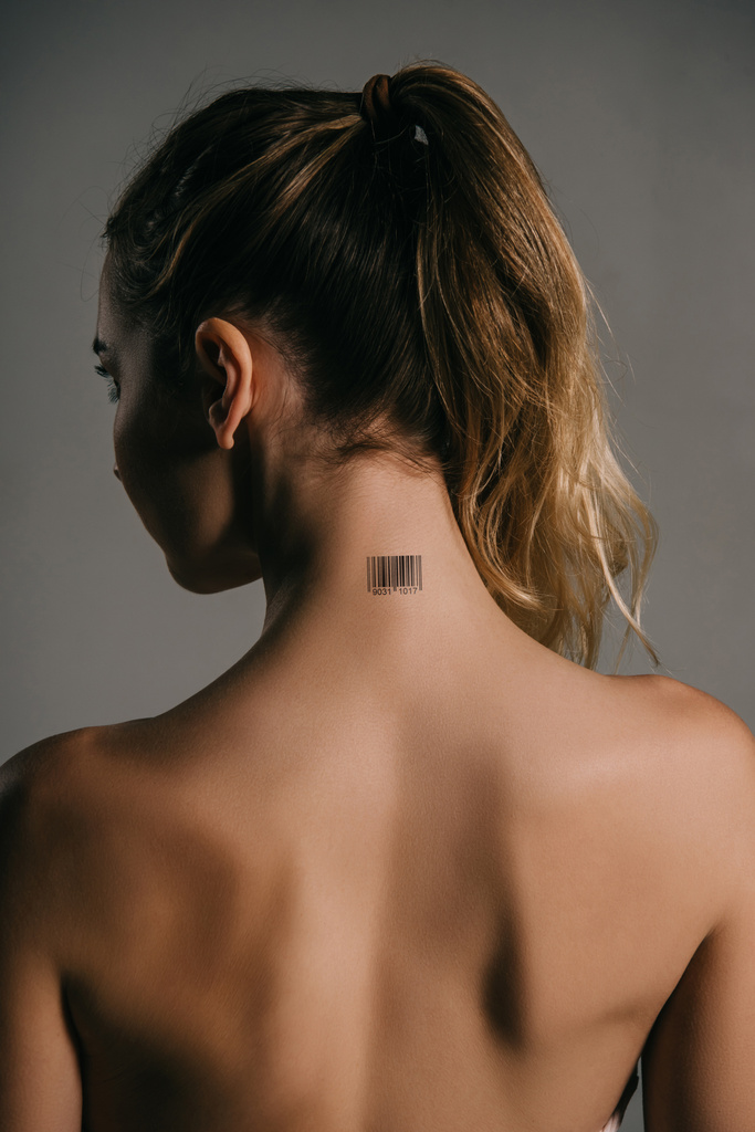 Widok kobiety blondynka z kodem kreskowym z tyłu na szyi na szarym tle - Zdjęcie, obraz