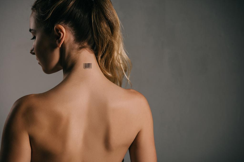 Rückseite der Frau mit kodiertem Hals auf grauem Hintergrund - Foto, Bild