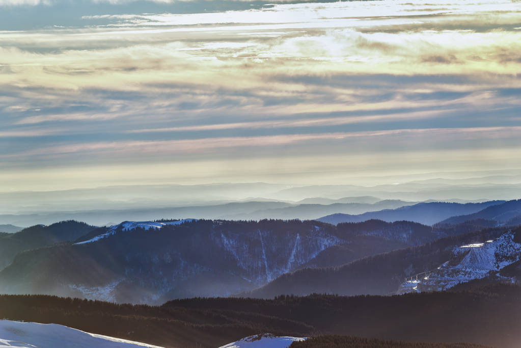 Пейзаж засніжених зимових гір
 - Фото, зображення
