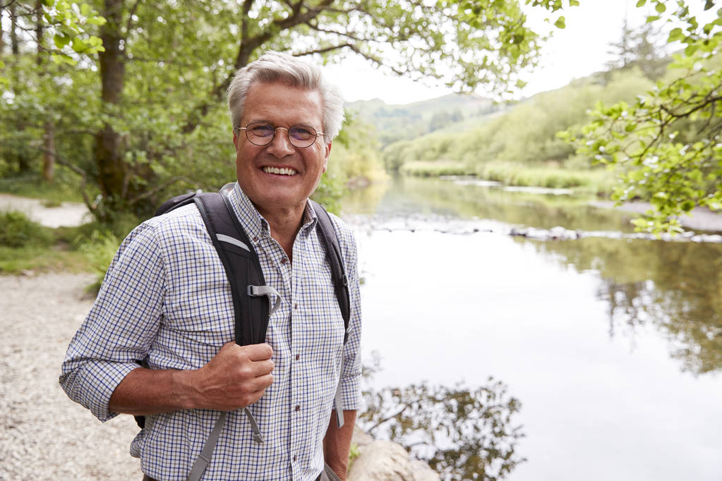Portrait d'un homme âgé marchant le long du chemin près d'une rivière dans le district de Lake au Royaume-Uni
 - Photo, image