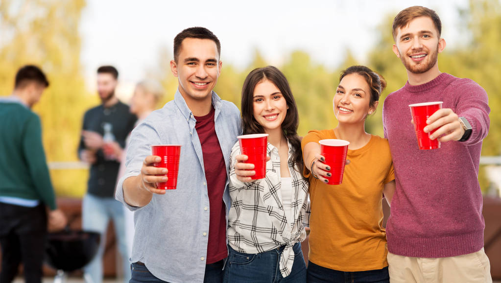 Freundeskreis stößt bei Dachparty auf Getränke an - Foto, Bild