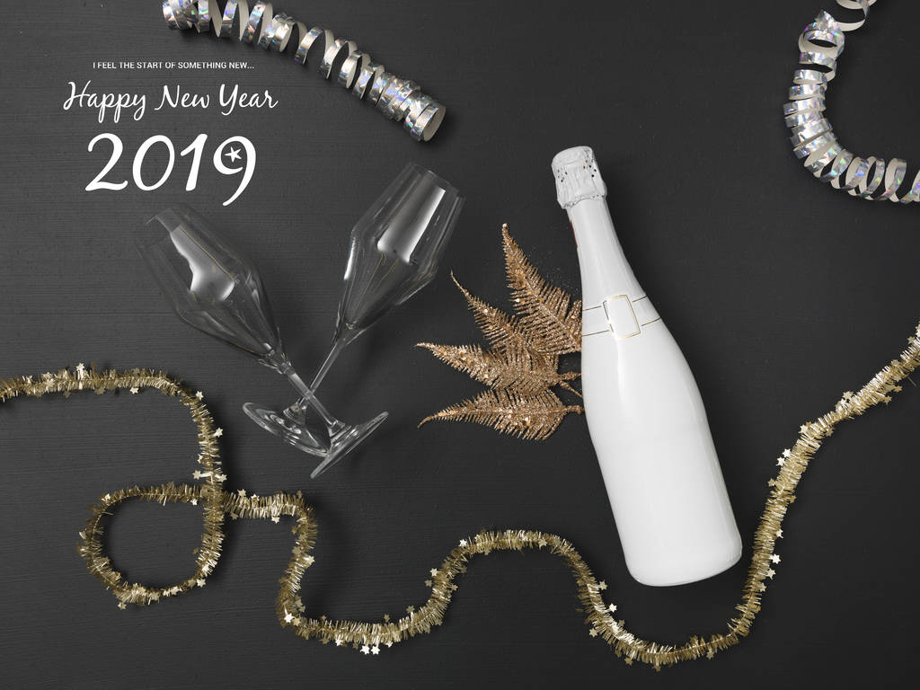 Neujahrshintergrund mit Flasche Champagner und Gläsern mit Weihnachtsdekoration auf schwarzer Tafel - Foto, Bild