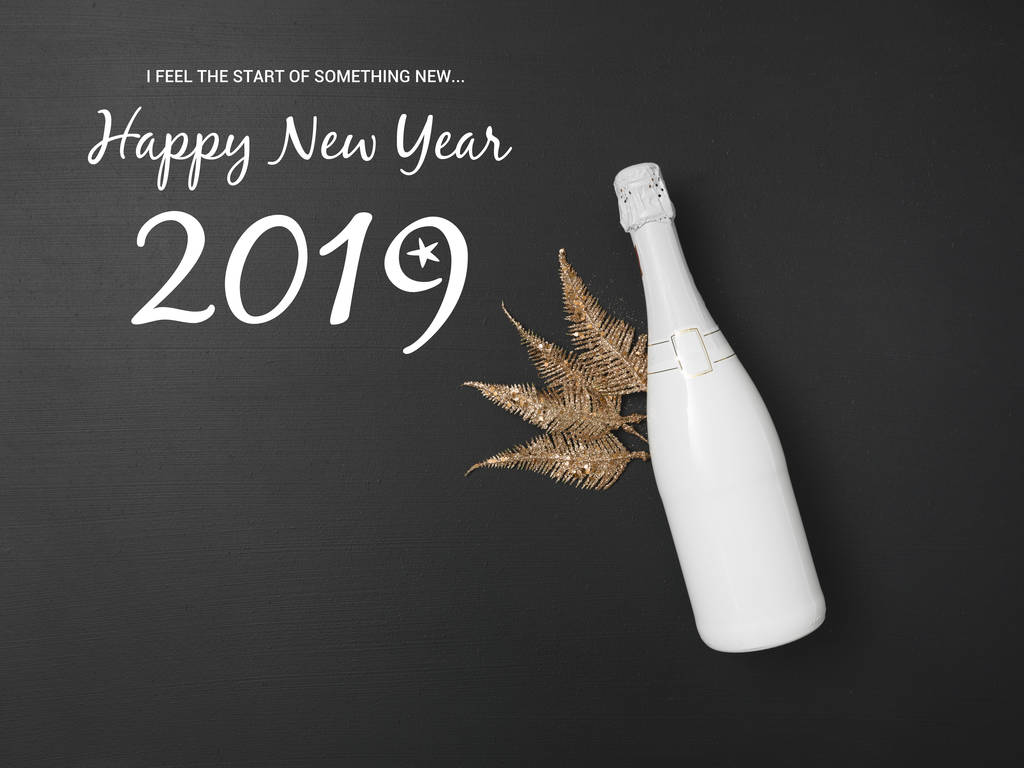 Fond du Nouvel An avec bouteille de champagne et décoration dorée sur tableau noir
 - Photo, image