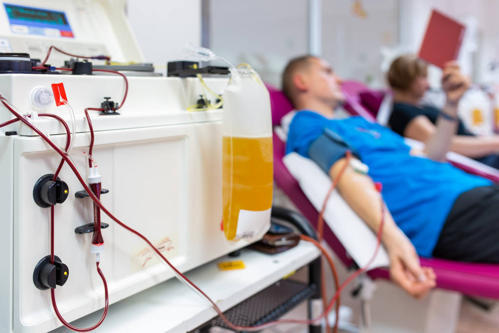 Personas donando sangre en un hospital moderno
 - Foto, Imagen