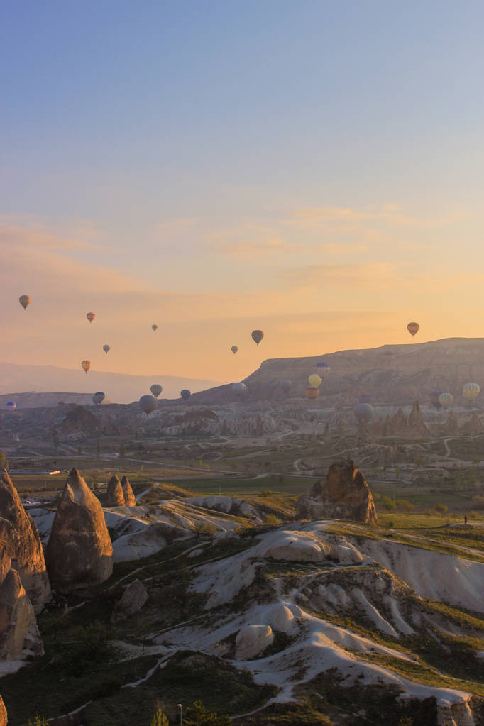 Turcja. Cappadocia. Rano. Wschód słońca. Jaskinie. Balony - Zdjęcie, obraz