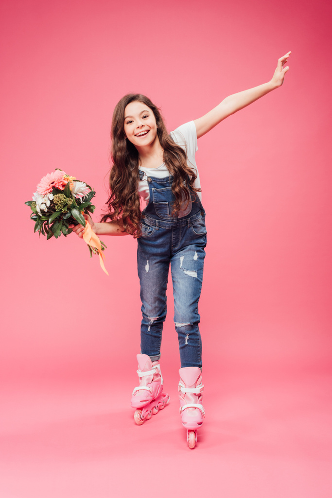 criança alegre em patins com buquê de flores em fundo rosa
 - Foto, Imagem