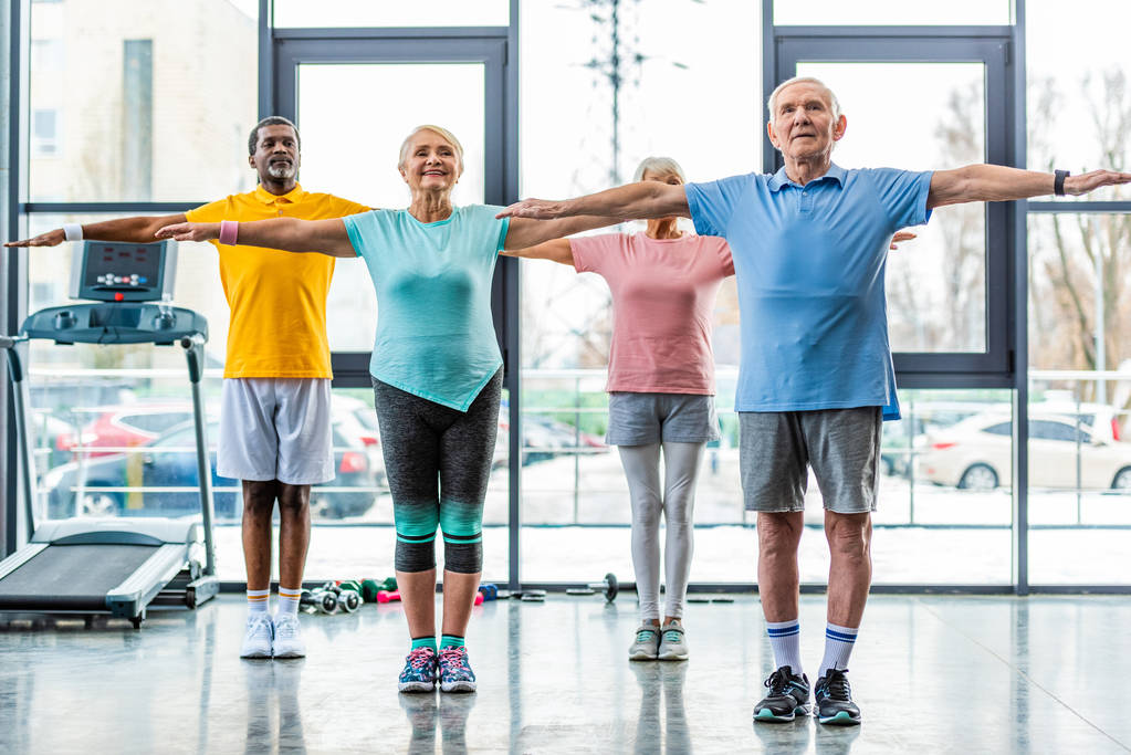 atleti anziani multietnici sincrono fare esercizio in palestra
 - Foto, immagini