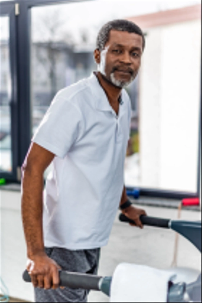 selektiver Fokus eines afrikanisch-amerikanischen Mannes mittleren Alters auf dem Laufband im Fitnessstudio - Foto, Bild