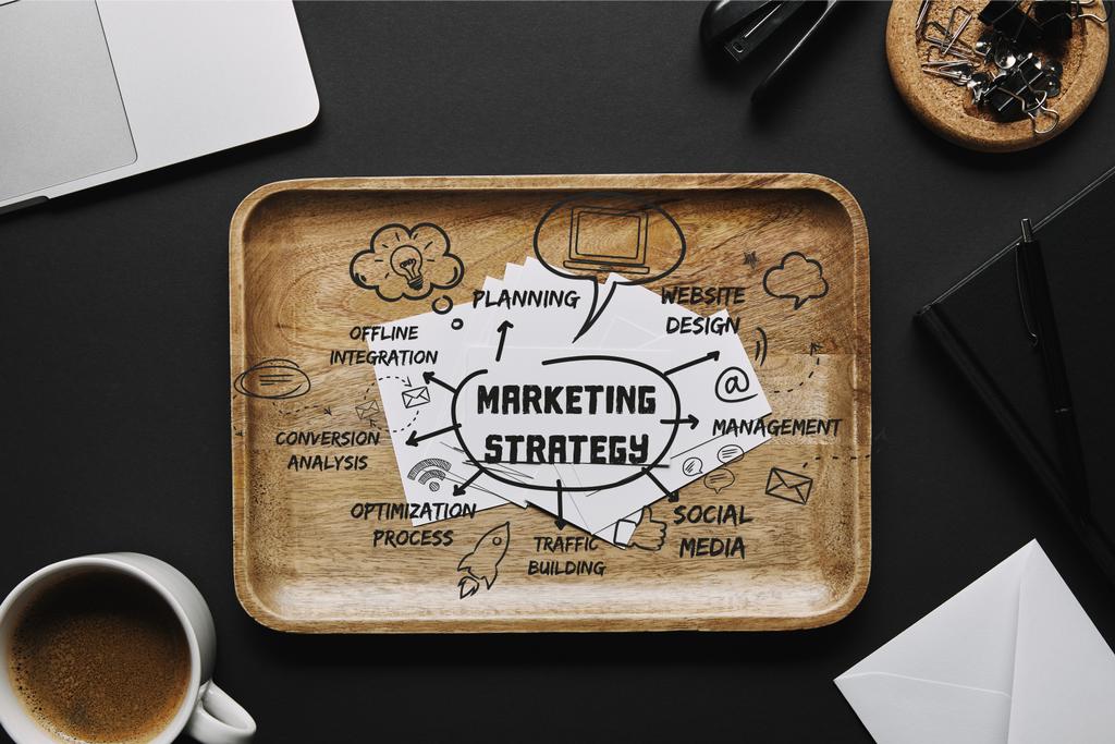 Bandeja de madeira com cartões de visita e inspiração "estratégia de marketing" com material de escritório
   - Foto, Imagem