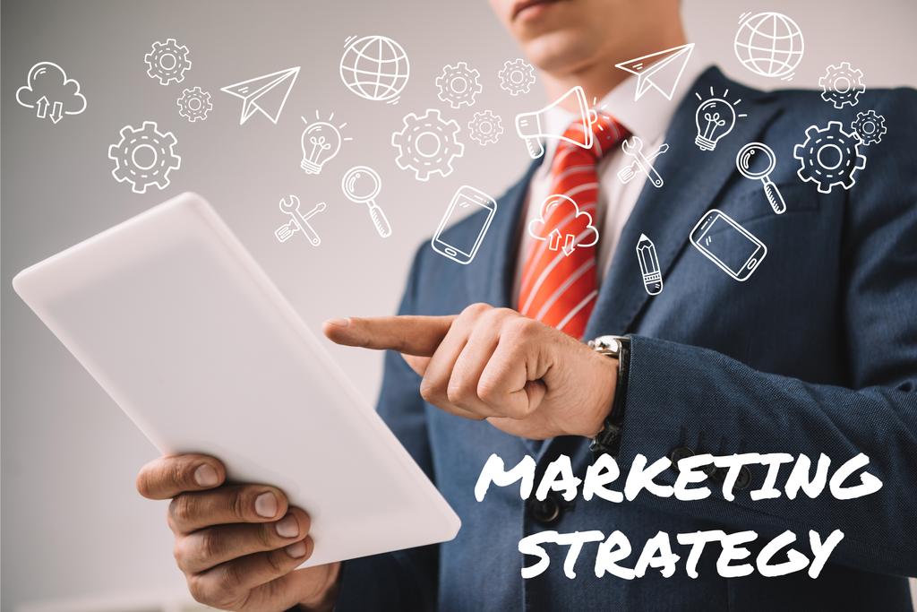 weergave van zakenman digitale tablet met marketing strategie pictogrammen bijgesneden - Foto, afbeelding