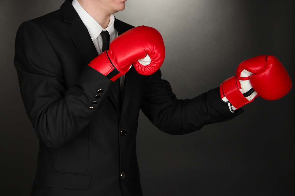 biznesmen w Rękawice bokserskie na szarym tle - Zdjęcie, obraz