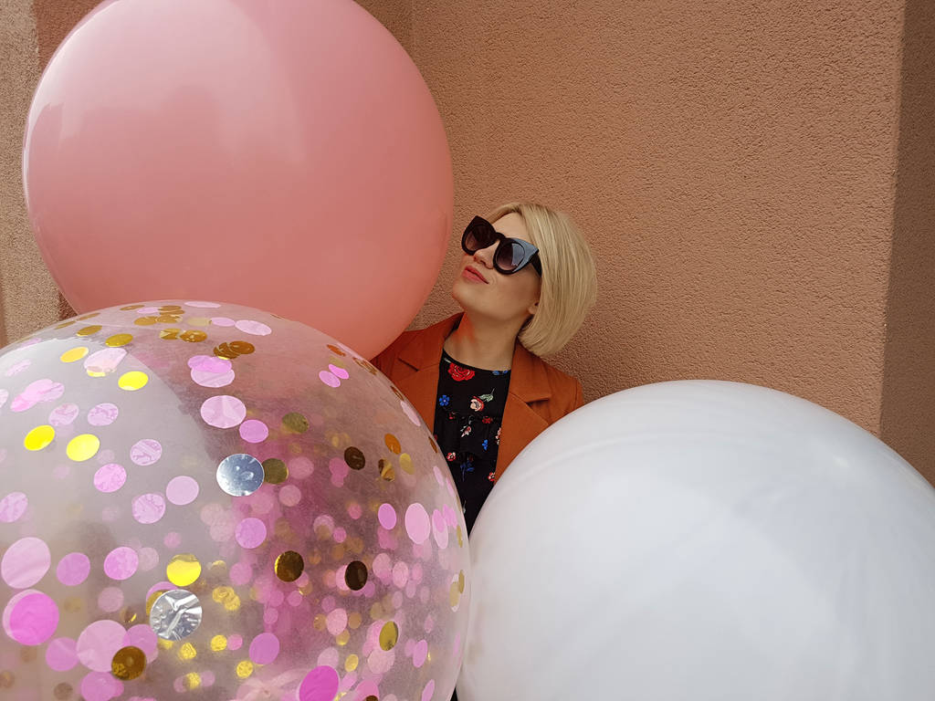 Nuori muoti onnellinen blondi nainen baloons, muoti kuva, Instagram suodatin
 - Valokuva, kuva