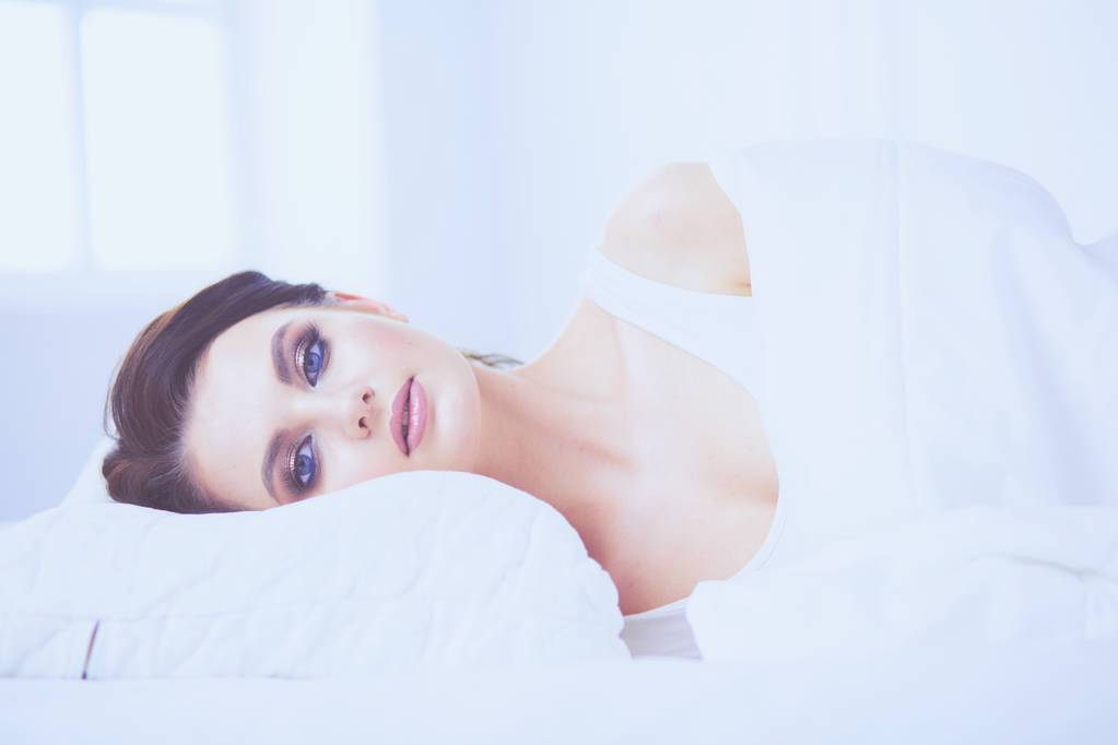 Mladá krásná žena ležící v posteli. - Fotografie, Obrázek