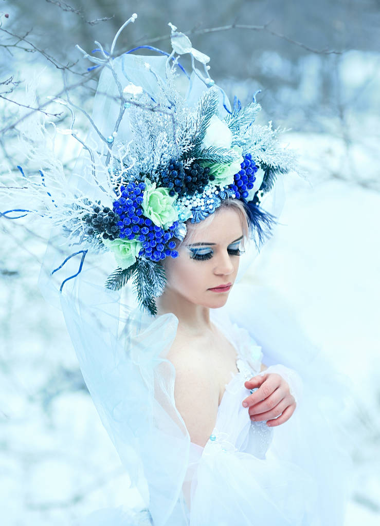 όμορφο χειμώνα νεράιδα στο στέμμα και φως μπλε φόρεμα, περπατώντας πάνω χιόνι πεδίο έννοια η βασίλισσα του χιονιού - Φωτογραφία, εικόνα