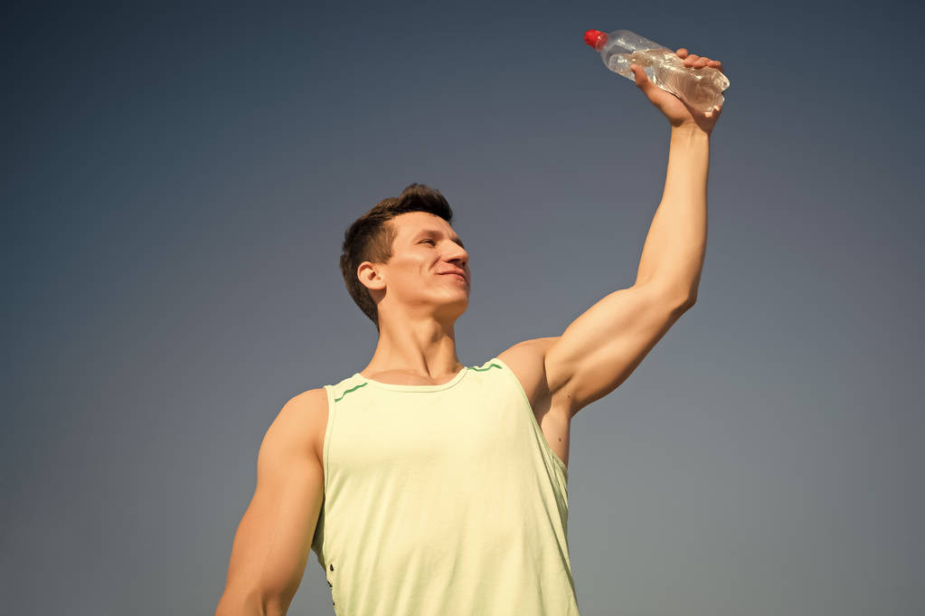 Bodybuilder με τους μυς, δικέφαλου, triceps ηλιόλουστη ημέρα - Φωτογραφία, εικόνα