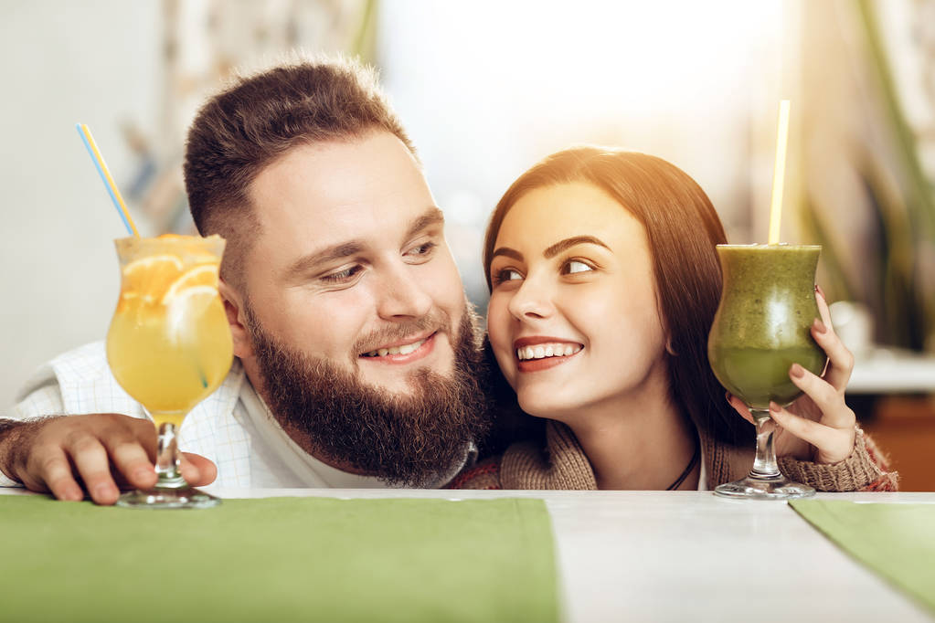 Πορτρέτο χαμογελώντας ζευγάρι στην αγάπη πίνοντας κοκτέιλ - Φωτογραφία, εικόνα