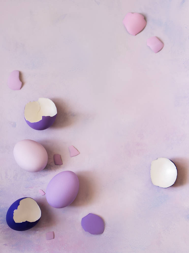 Vista superior de ovos roxos e cascas de ovos espalhadas no fundo violeta pastel
 - Foto, Imagem