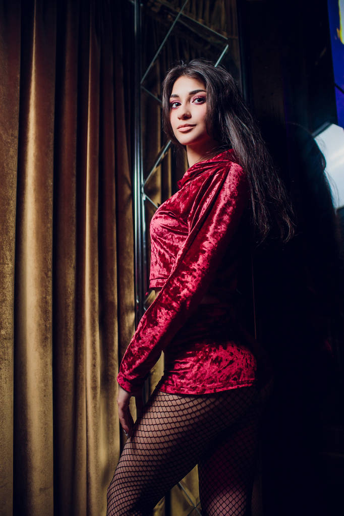 Hermosa modelo femenina posando sobre fondo rojo
 - Foto, Imagen