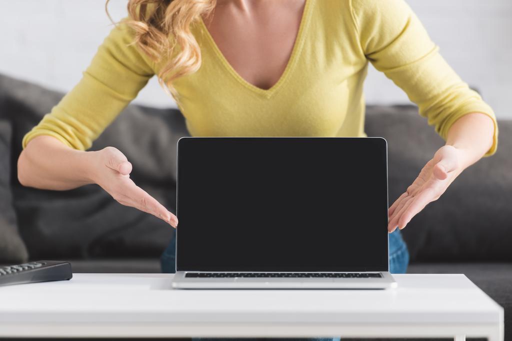 tiro recortado de mulher mostrando laptop com tela em branco
 - Foto, Imagem