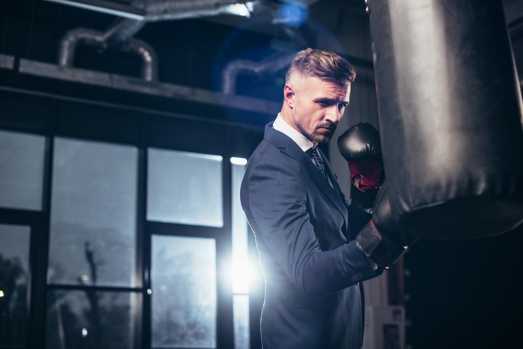 вид сбоку красивого бизнесмена в костюме боксера в тренажерном зале
 - Фото, изображение