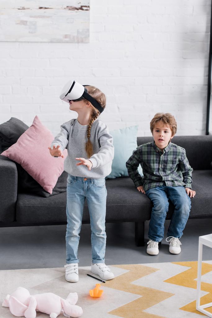 красивий брат і сестра використовують гарнітуру віртуальної реальності вдома
 - Фото, зображення