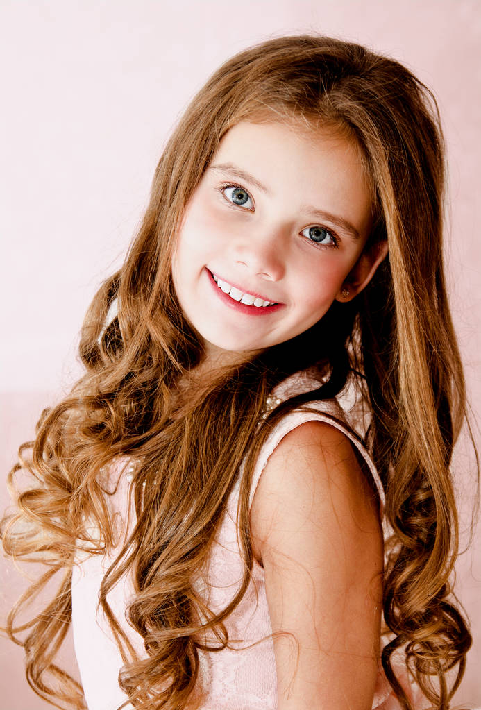 Портрет восхитительной улыбающейся маленькой девочки
 - Фото, изображение