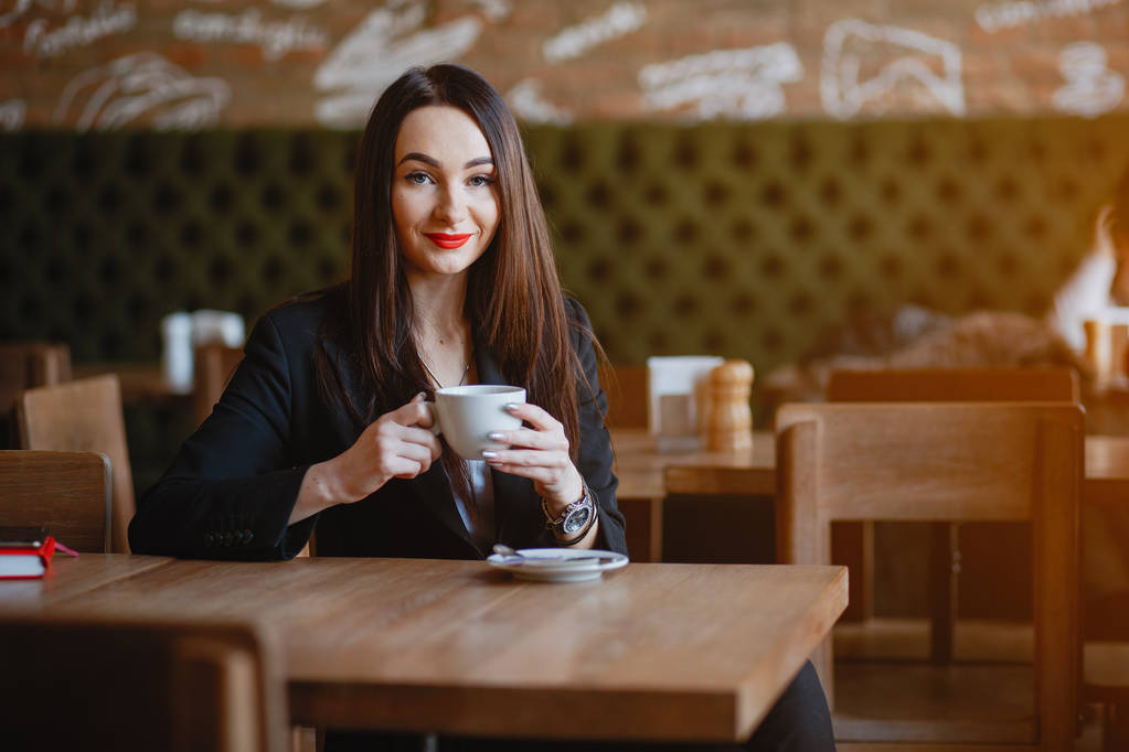 Kadın bir kahve içmek - Fotoğraf, Görsel