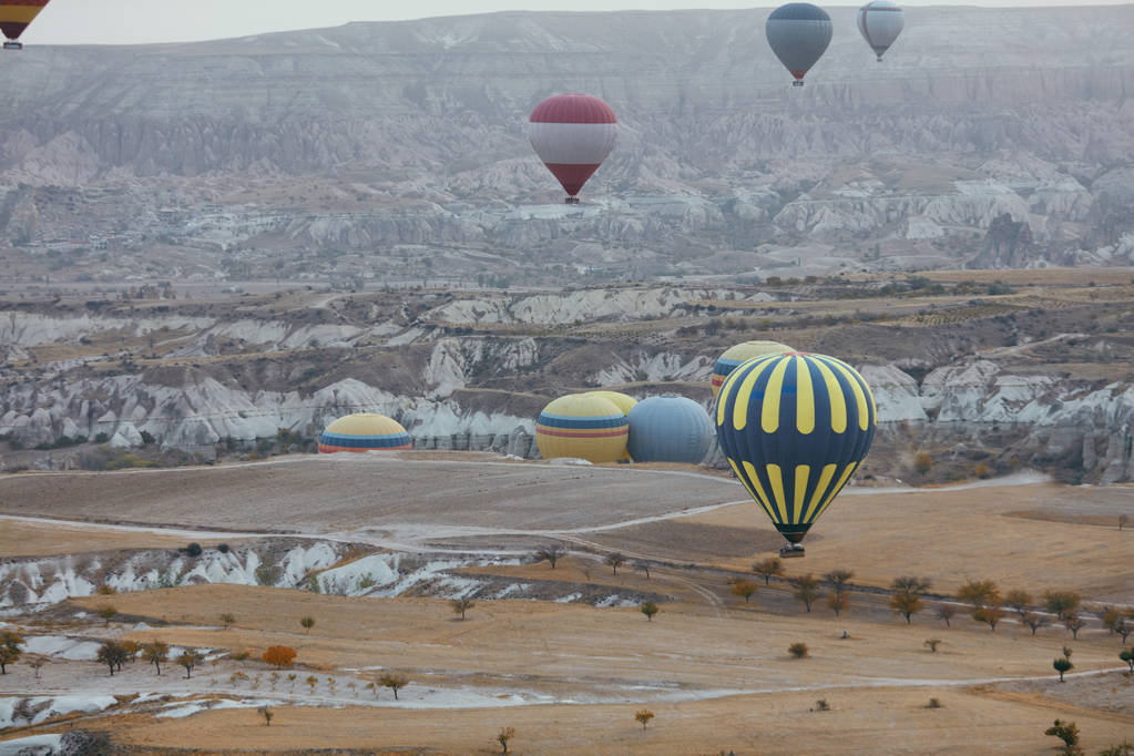 Θερμού αέρα μπαλόνια πετώντας πάνω από την κοιλάδα του βράχου στο της Καππαδοκίας στην Τουρκία - Φωτογραφία, εικόνα