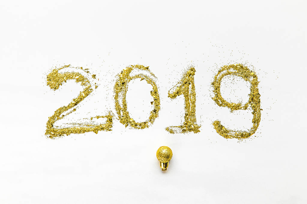 黄金きらびやかな 2019年シンボルと白い背景の上の光沢のあるクリスマス ボール   - 写真・画像