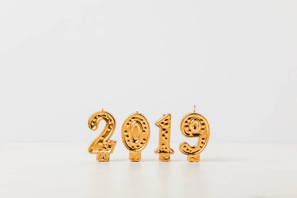 brillanti numeri d'oro 2019 candele su sfondo bianco
 - Foto, immagini