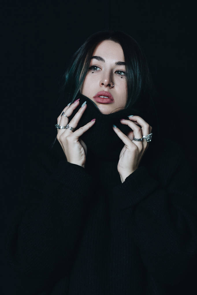 Портрет молодої жінки в чорному светрі
 - Фото, зображення