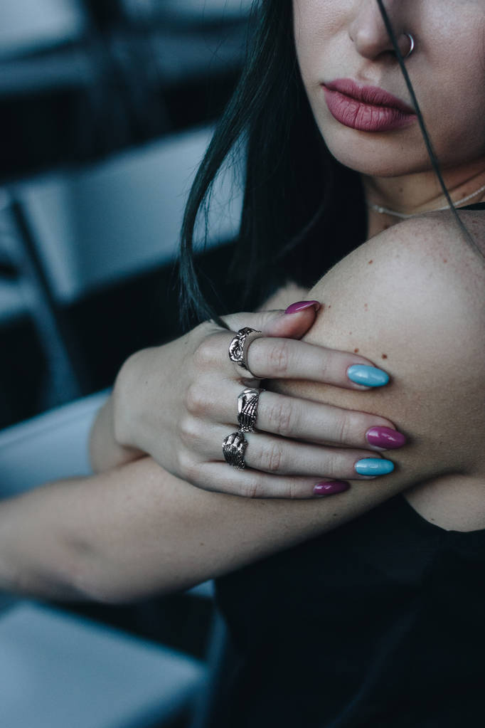 Imagen de la cosecha de la joven mujer caucásica con piercing en la nariz y anillos de plata en la mano
 - Foto, imagen