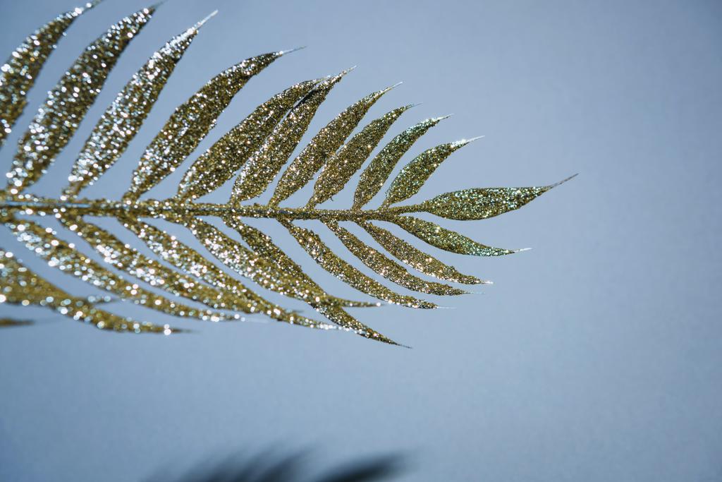 селективный фокус праздничной ветви, украшенной золотым блеском, рождественский фон
 - Фото, изображение