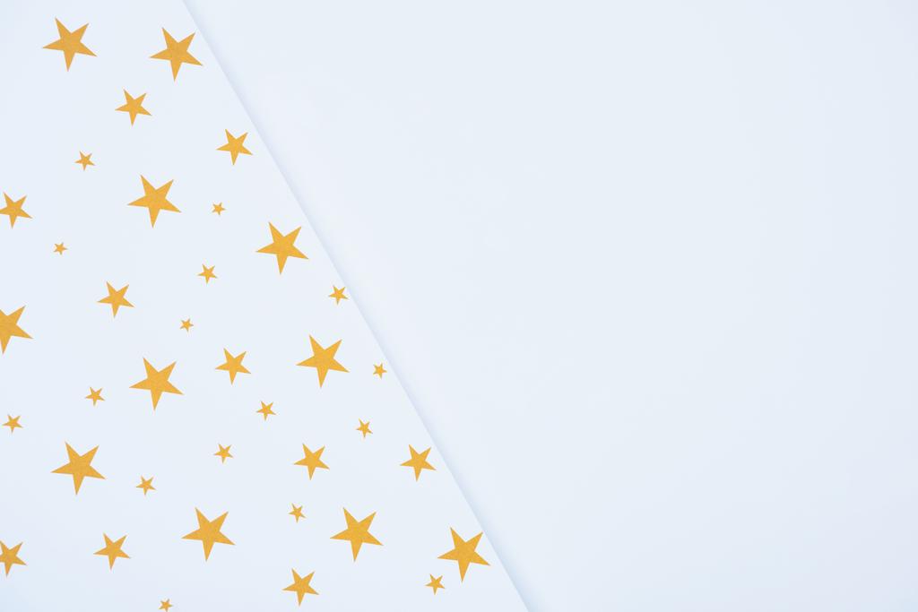 Festival kağıt altın yıldız üzerinde beyaz izole tarafından dekore edilmiş yükseltilmiş görünümü  - Fotoğraf, Görsel